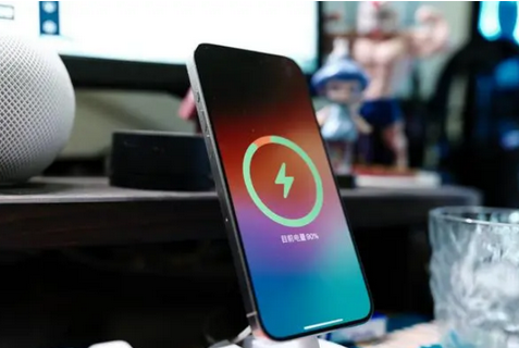 富阳苹果15换屏服务分享用什么充电器给iPhone15充电更好 